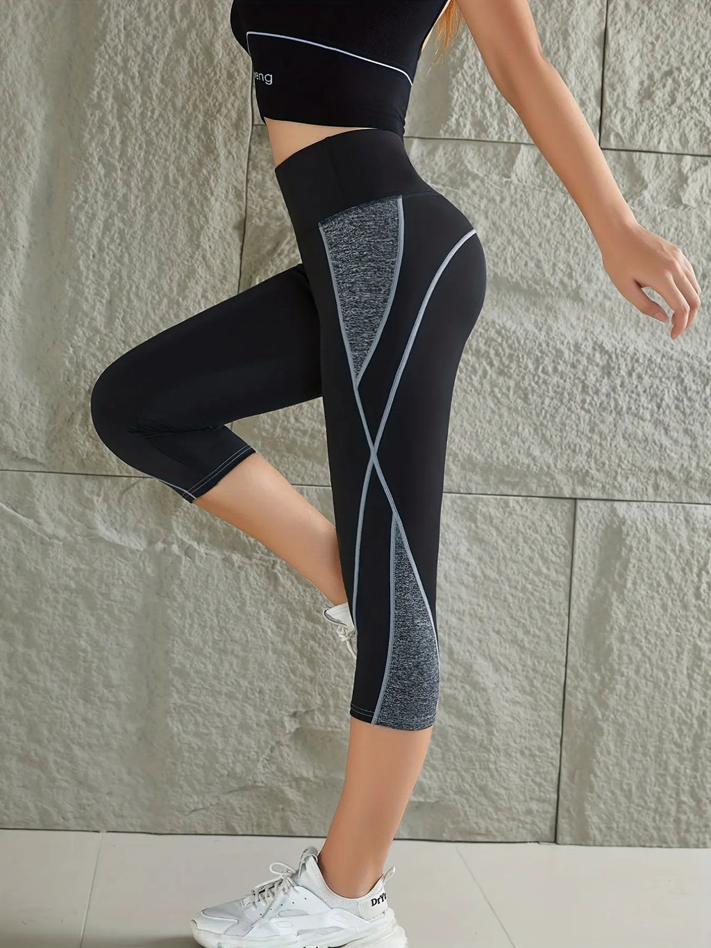 Women's Activewear: Contrast Color Yoga Sports Capri Leggings - Perfect for Workout & Exercise! Nova Trendz